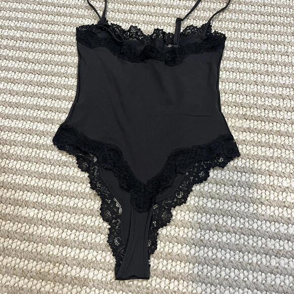 Skims Fits Everybody Lace Bodysuit - Picture 3 of 5